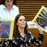 La diputada Beatriz Gascó, en una fotografía de archivo, muestra la foto de un cantante que se desnudó en un concierto público en Castellón