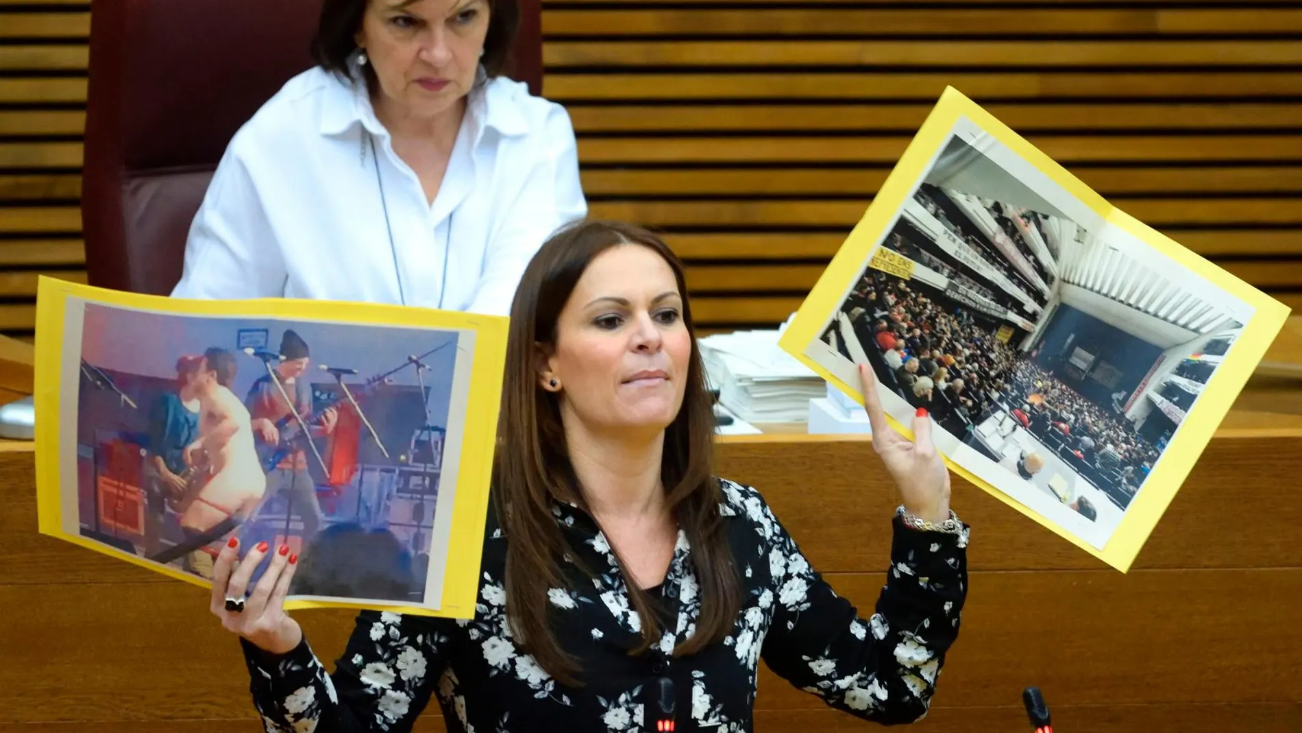 La diputada Beatriz Gascó, en una fotografía de archivo, muestra la foto de un cantante que se desnudó en un concierto público en Castellón