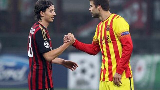 Gerard Piqué se saluda con Riccardo Montolivo en el Milan-Barça de la ida