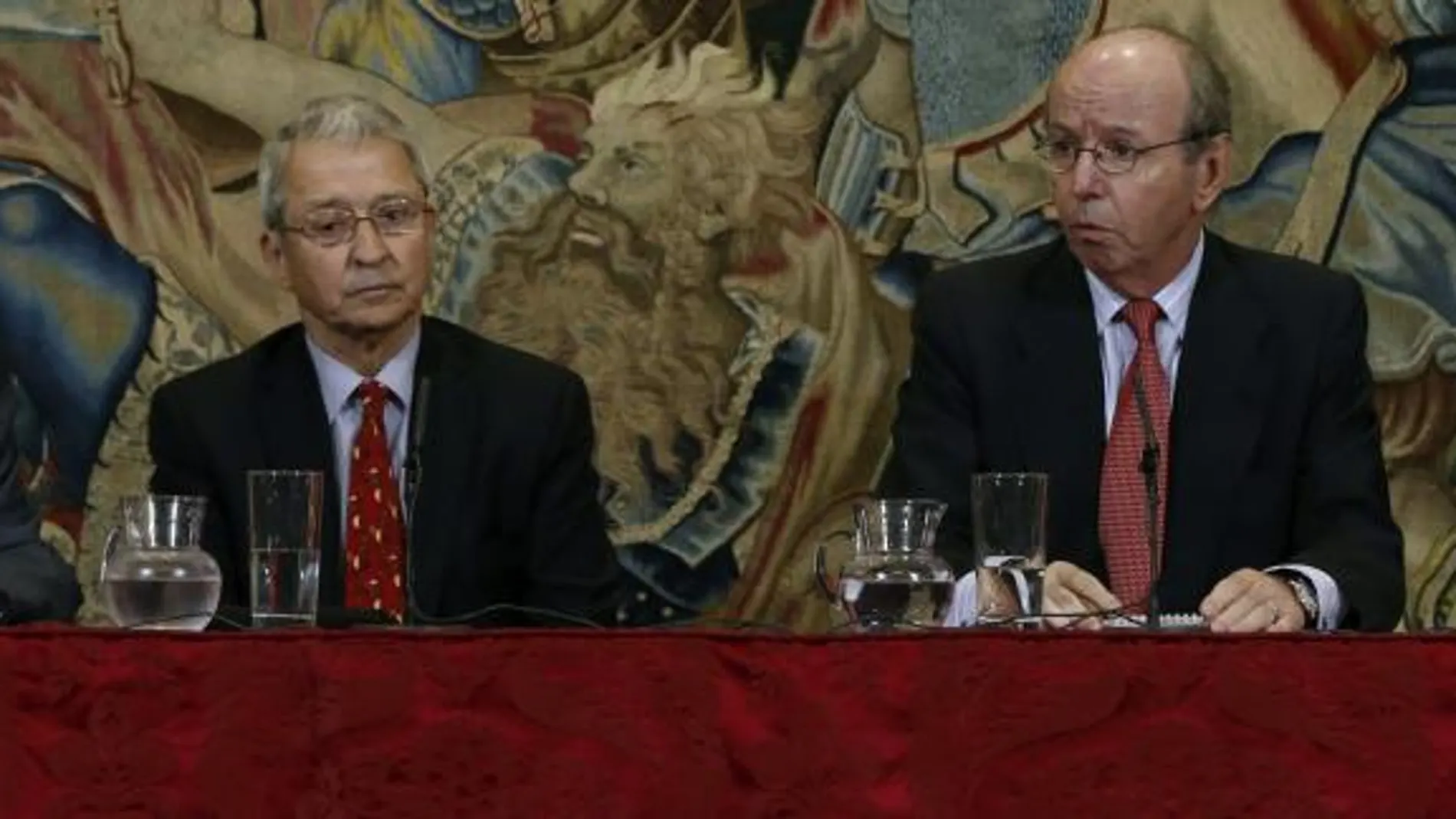 El jefe del Servicio Médico de la Casa, Miguel Fernández-Tapia (i); el traumatólogo Ángel Villamor (d); jefe de la Casa del Rey, Rafael Spottorno (2d), y el experto en Cirugía Reconstructiva de la estadounidense Clínica Mayo, Miguel Cabanela (2i).