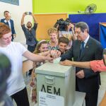 El presidente de Chipre, Nicos Anastasiades, deposita su voto/Efe