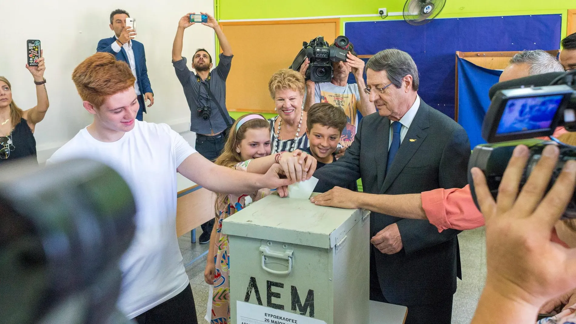 El presidente de Chipre, Nicos Anastasiades, deposita su voto/Efe