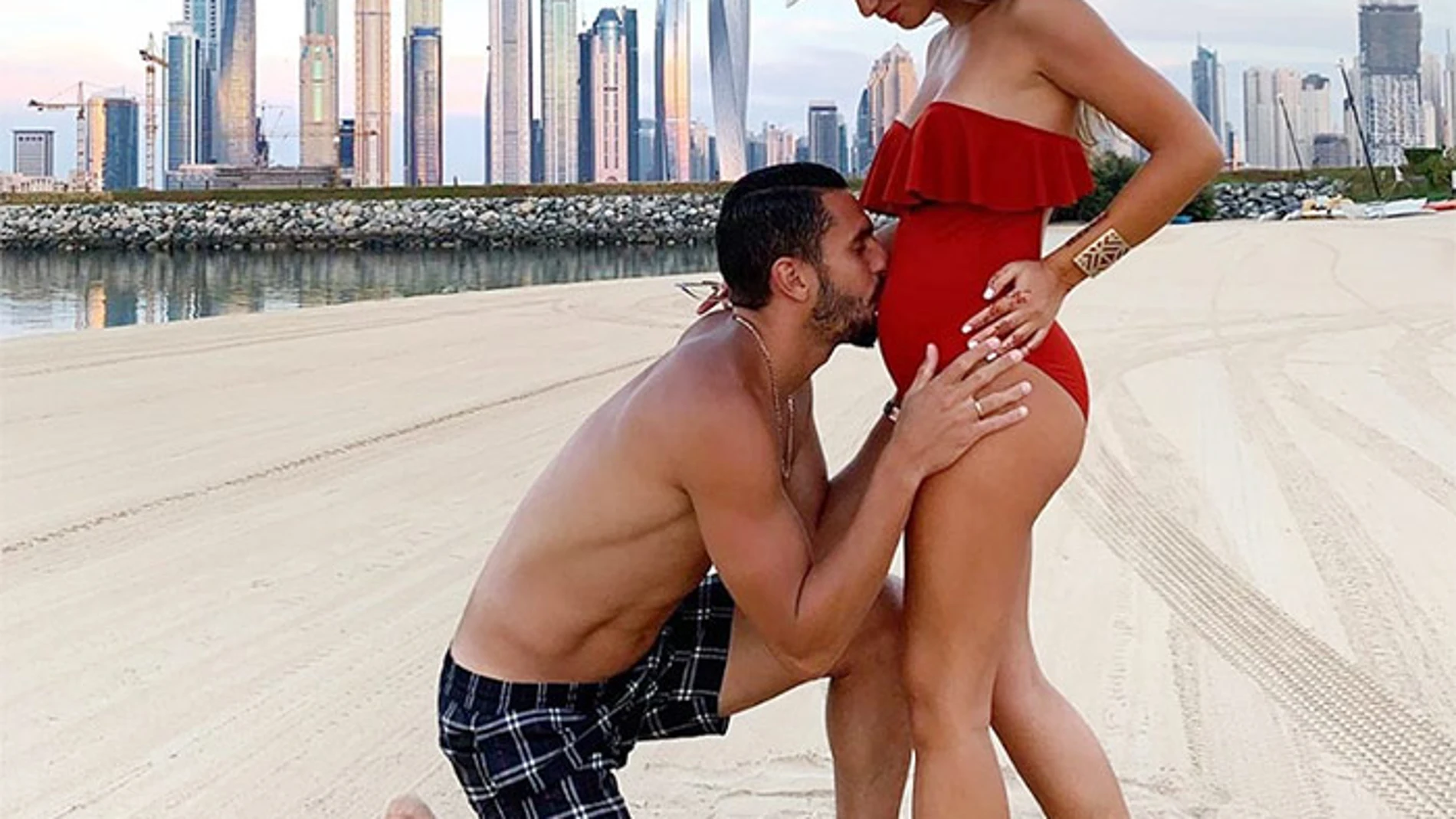 El jugador del Atlético del Madrid y su mujer, Beatriz Espejel, en Dubai