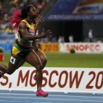 La atleta Shelly-Ann Fraser-Pryce llegando a la meta de la final femenina de los 100m, Moscú.