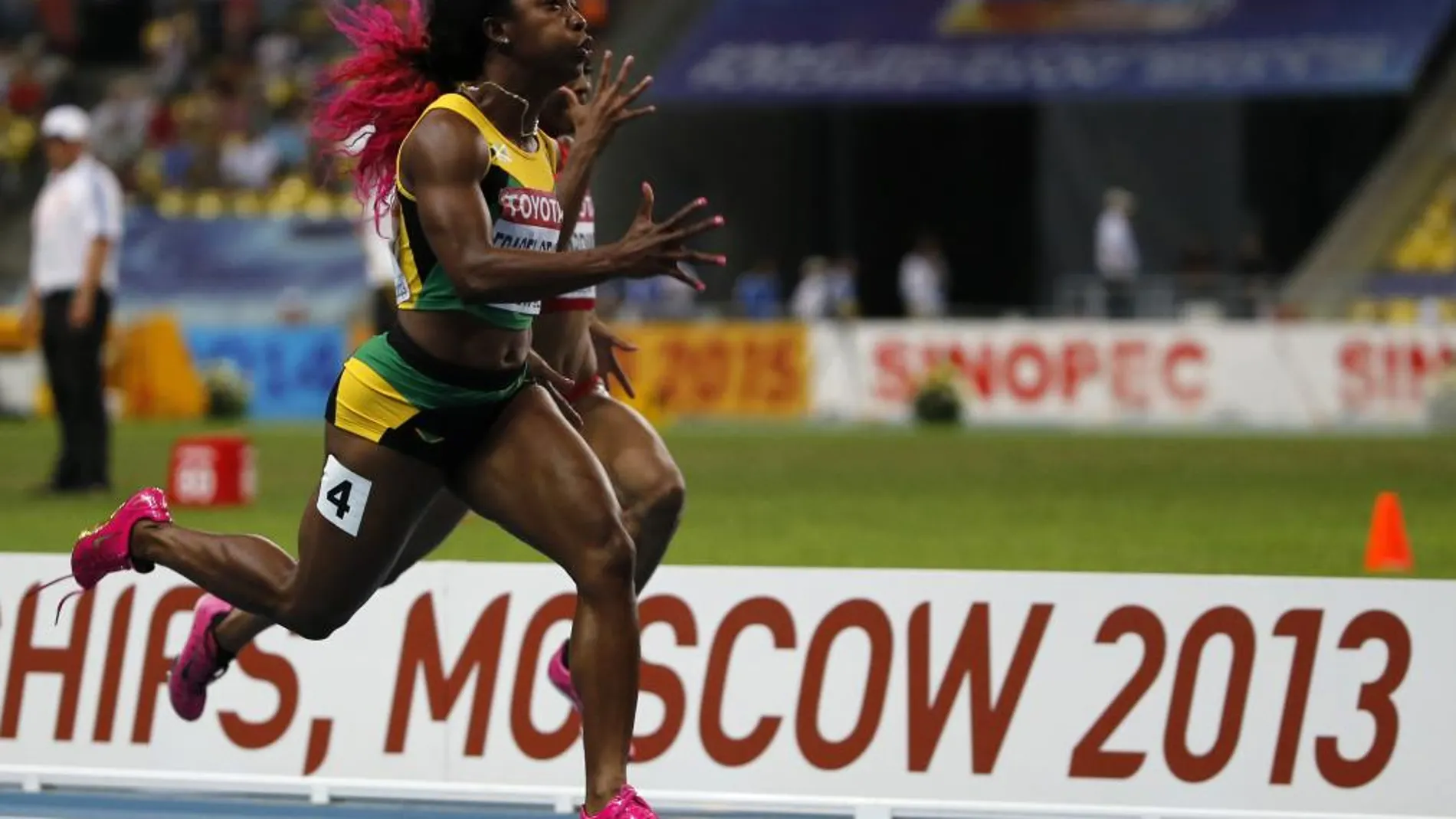 La atleta Shelly-Ann Fraser-Pryce llegando a la meta de la final femenina de los 100m, Moscú.