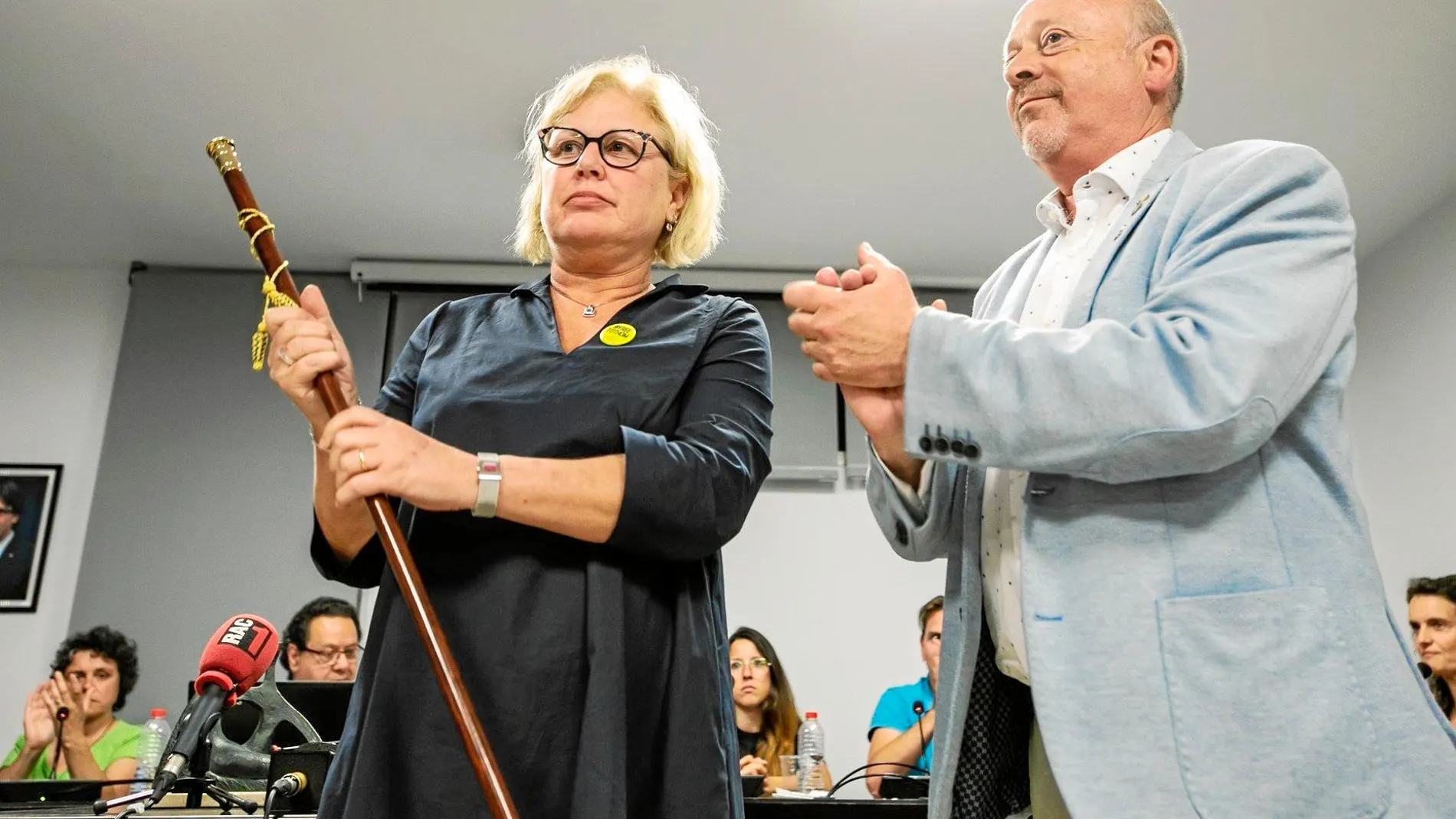 La candidata de JxCat, Susagna Riesa, junto al de ERC, Joan Martí, en Santa Coloma de Farners