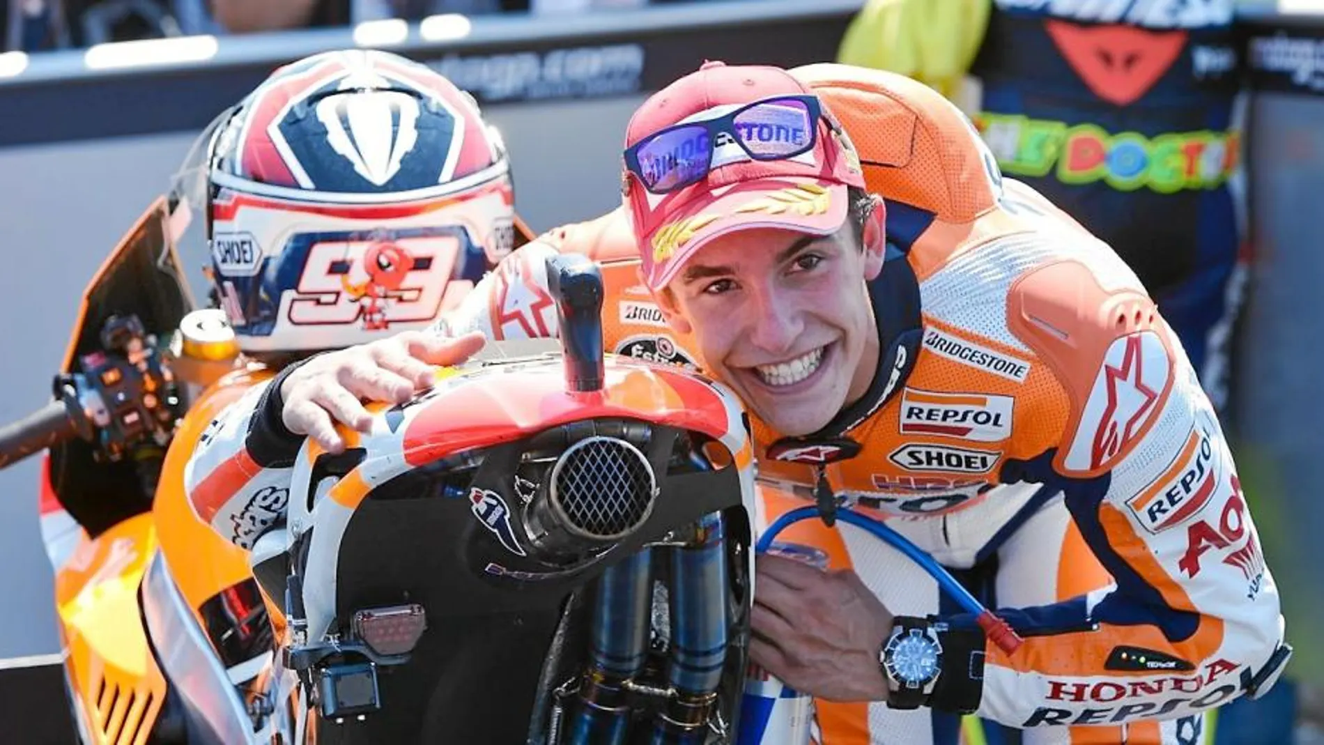 Marc «mima» a su moto nada más ganar la carrera de MotoGP en Laguna Seca