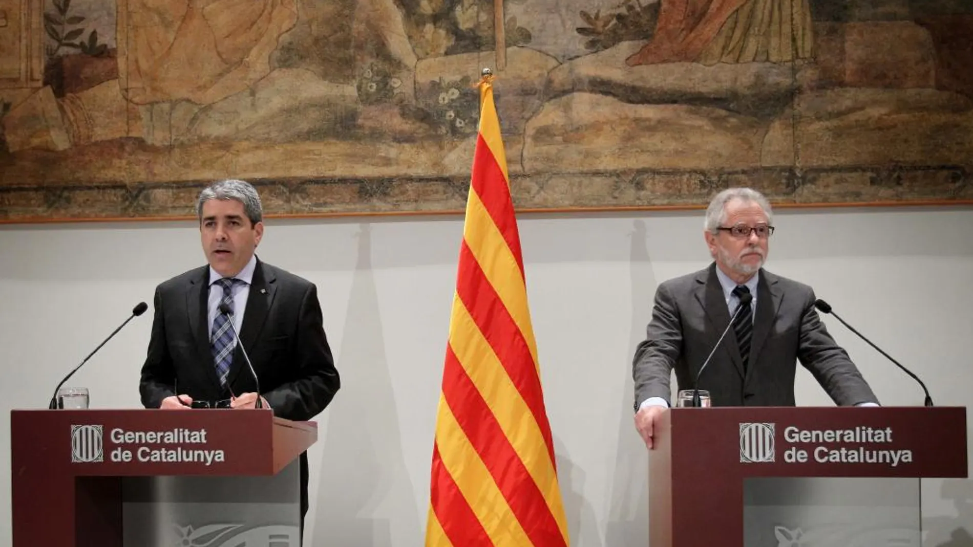 El conseller de Presidencia, Francesc Homs (i), y el presidente del Consejo Asesor para la Transición Nacional, Carles Viver Pi-Sunyer (d)