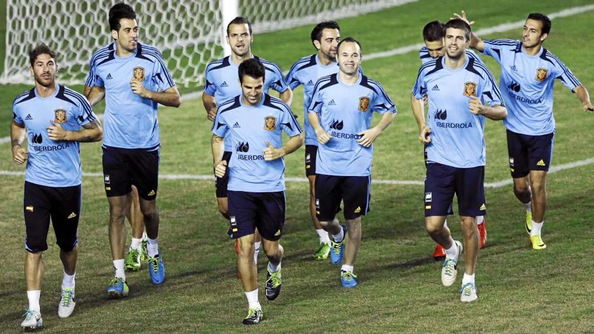 La concentración de la Selección es todo paz y buen ambiente. En la imagen, Pedro bromea con Jordi Alba mientras hacen carrera continua junto a Piqué, Soldado, Xavi, Cesc, Busquets y Sergio Ramos