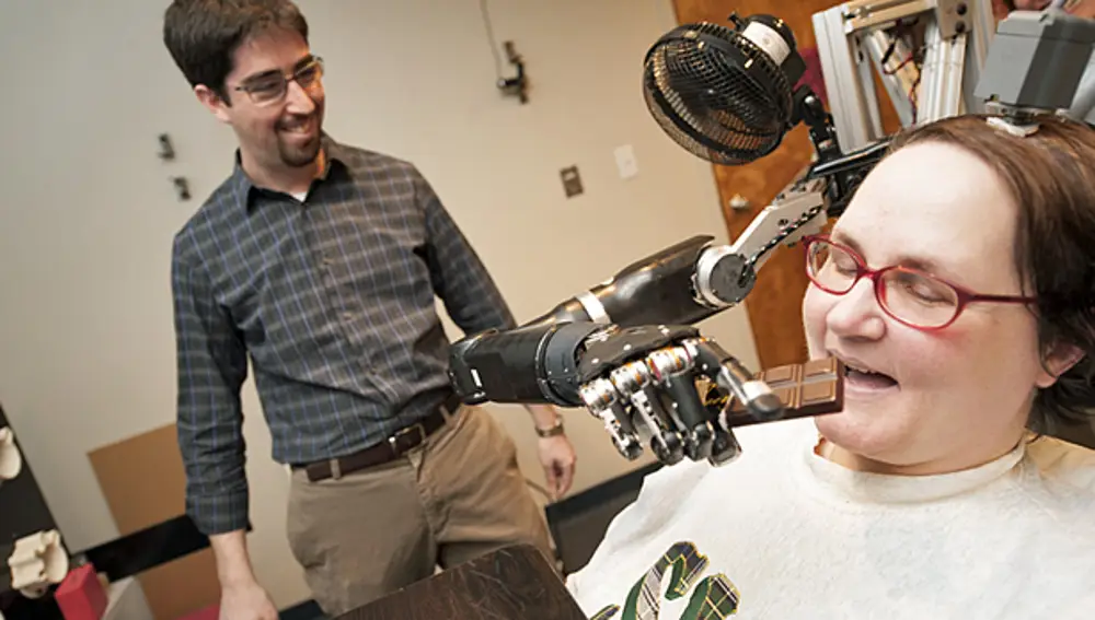 Jan Scheuermann, tetrapléjica, puede mover el brazo robótico con la mente. El brazo es controlado por la actividad específica de algunas neuronas cercanas al electrodo implantado.
