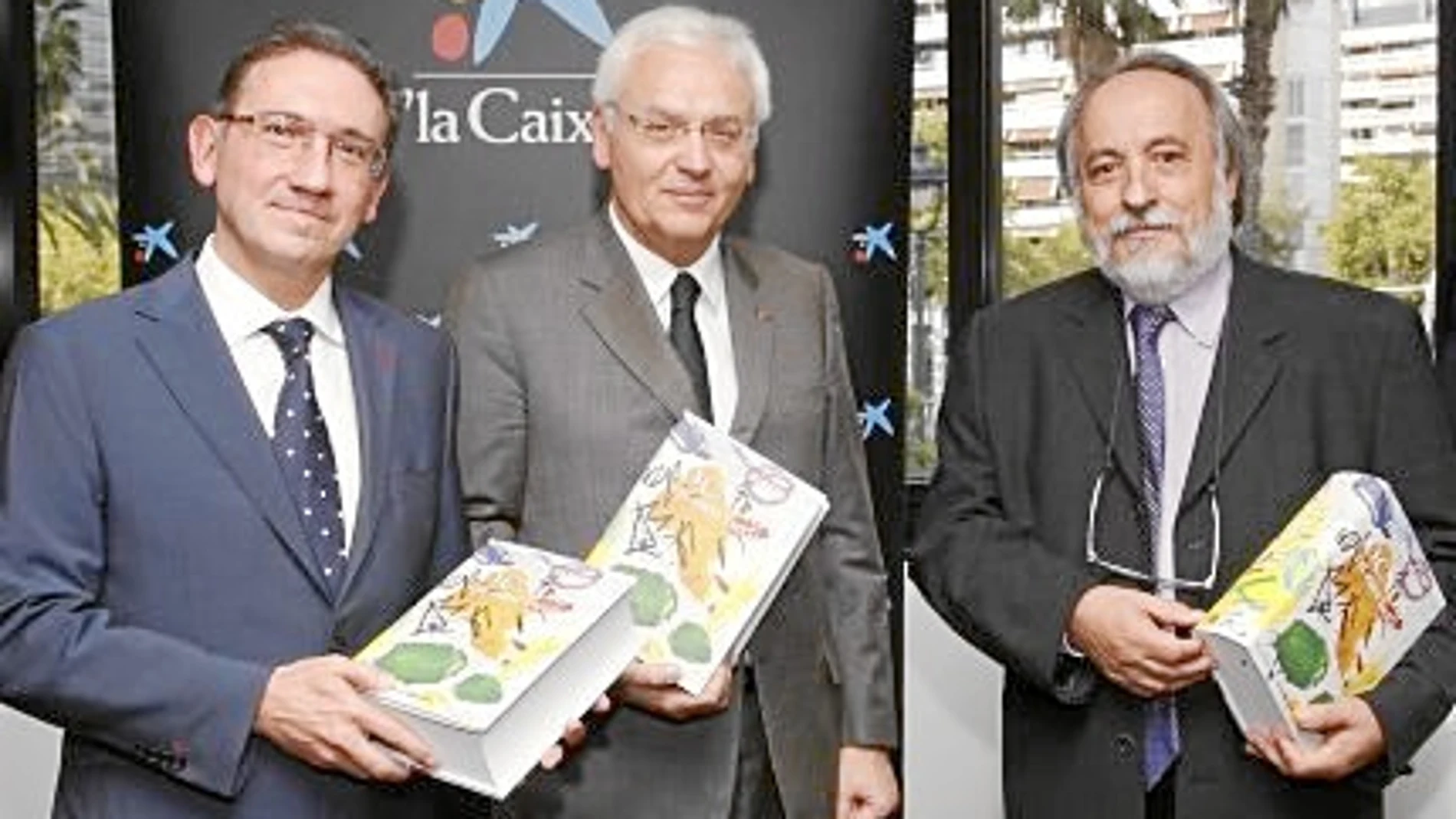 De izq. a der., el director general adjunto de La Caixa, Jaume Giró; el conseller de Cultura, Ferran Mascarell; y el editor Ramon Balasch