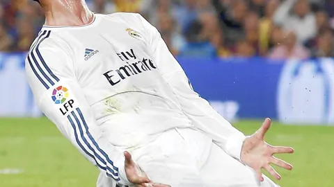Cristiano se lamenta después de un disparo que le detuvo Víctor Valdés
