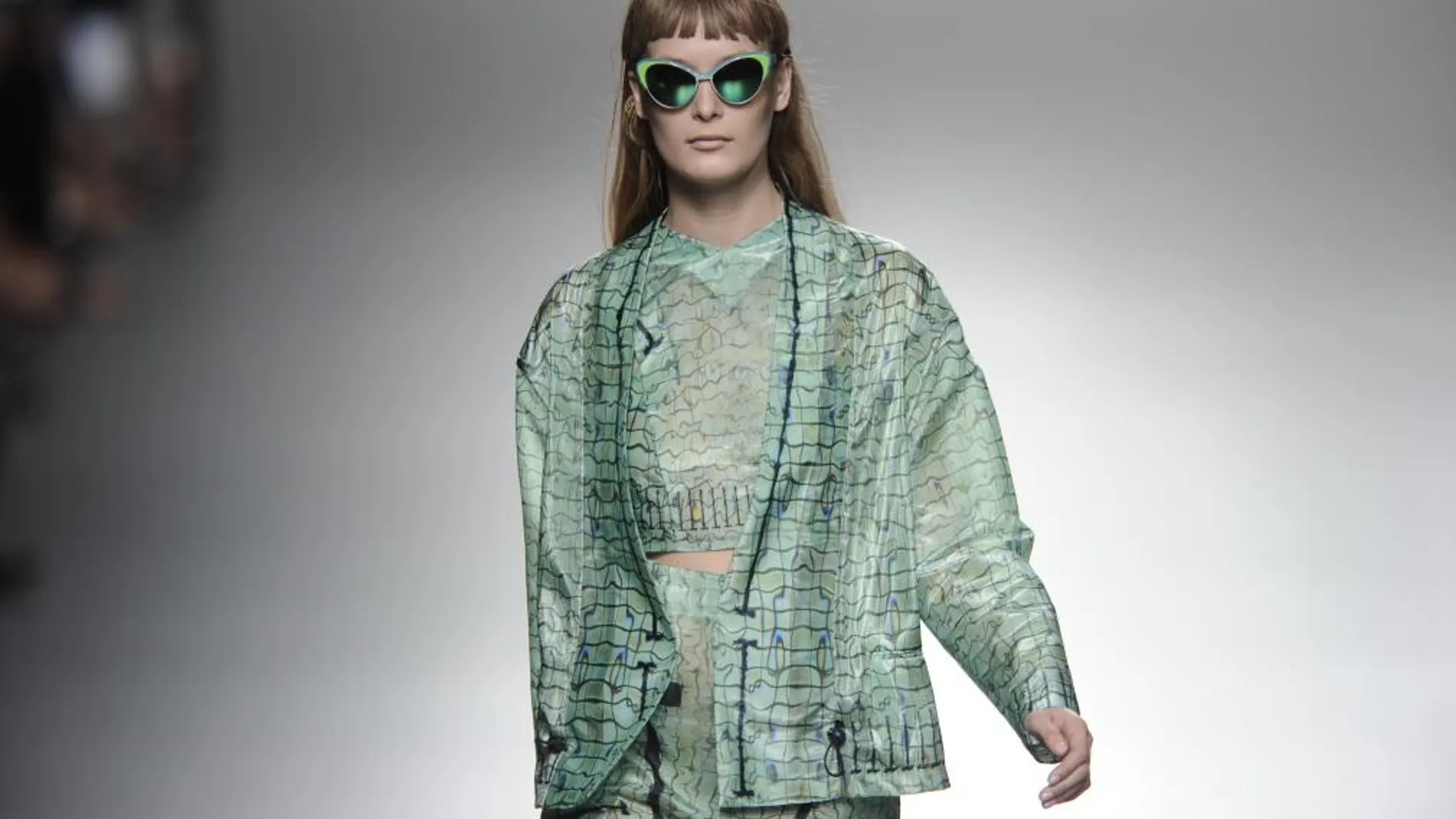 Martin Lamothe ha desarrollado una serie de tejidos a través de unos procesos denominados laminado, plastisolado, resinado y anacarado