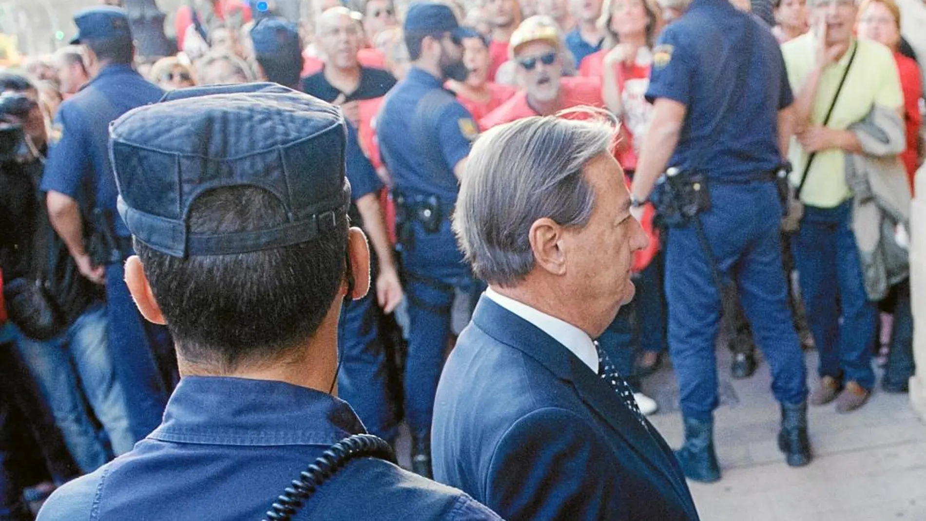 El exdirector, Alejandro Reig, entrando al TSJ en la primera sesión del juicio que continuó ayer