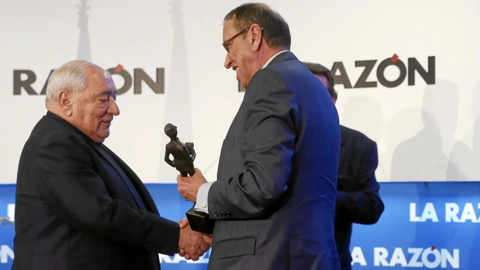 Isidoro Álvarez recoge el premio de manos de Mauricio Casals