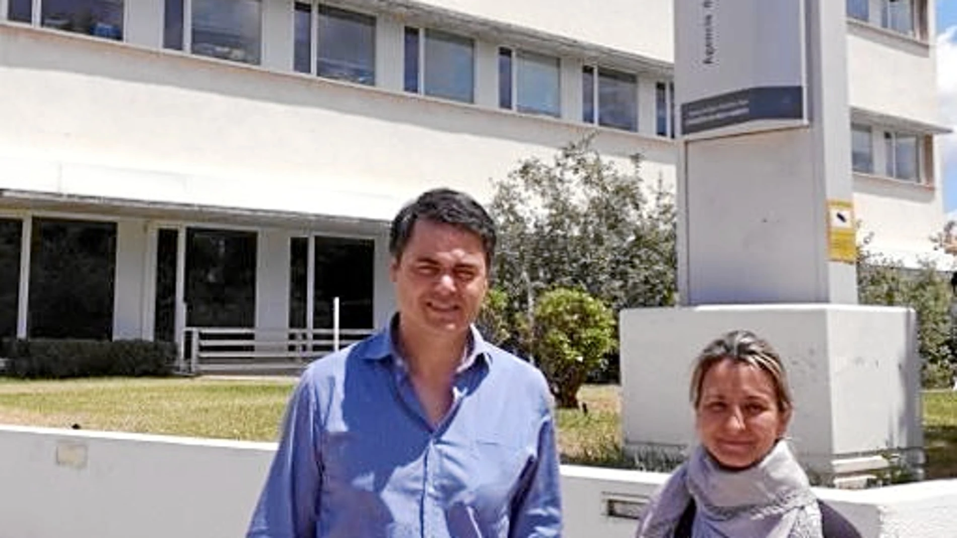 Carlos Rojas y Carolina González Vigo, en la sede de la Agapa