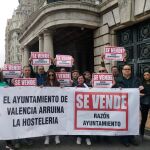 Representantes de la Asociación de Empresarios del barrio del Carmen, la Asociación por una Hostelería Responsable de Russafa, la Asociación Vecinal y Empresarial de Ocio y Cultura Zona Xúquer y hosteleros de Woody, y Juan Llorenç se manifestaron ayer frente al Ayuntamiento