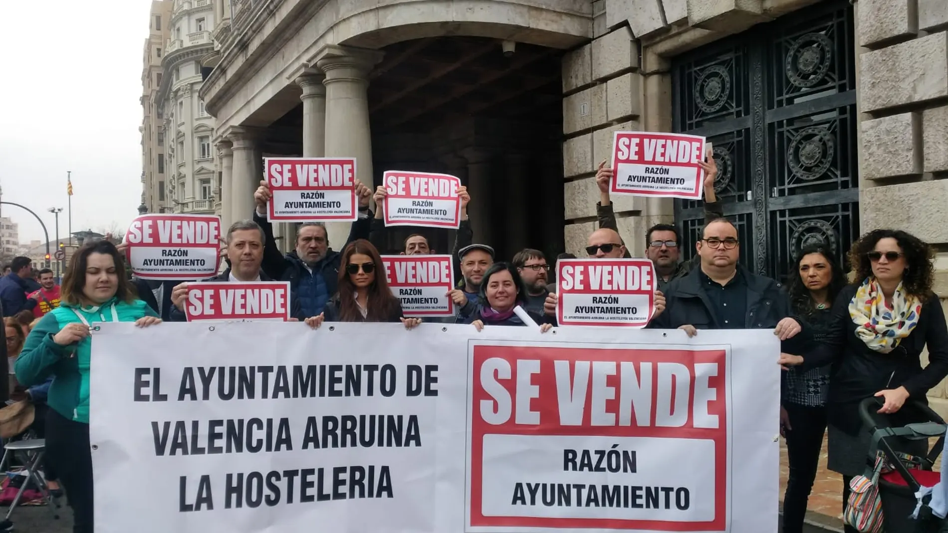 Representantes de la Asociación de Empresarios del barrio del Carmen, la Asociación por una Hostelería Responsable de Russafa, la Asociación Vecinal y Empresarial de Ocio y Cultura Zona Xúquer y hosteleros de Woody, y Juan Llorenç se manifestaron ayer frente al Ayuntamiento