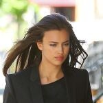 La modelo caminando por una calle de Nueva York