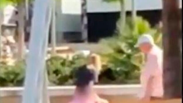 La pareja dio rienda suelta a su pasión a plena luz del día y a la vista de todos los que paseaban por la plaza Jacques Sasson de Punta Ballena