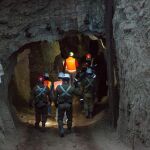 Rescatistas y expertos mientras buscan a mineros atrapados en la mina San José, el viernes, cerca de la ciudad de Tocopilla/EFE