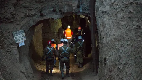 Rescatistas y expertos mientras buscan a mineros atrapados en la mina San José, el viernes, cerca de la ciudad de Tocopilla/EFE