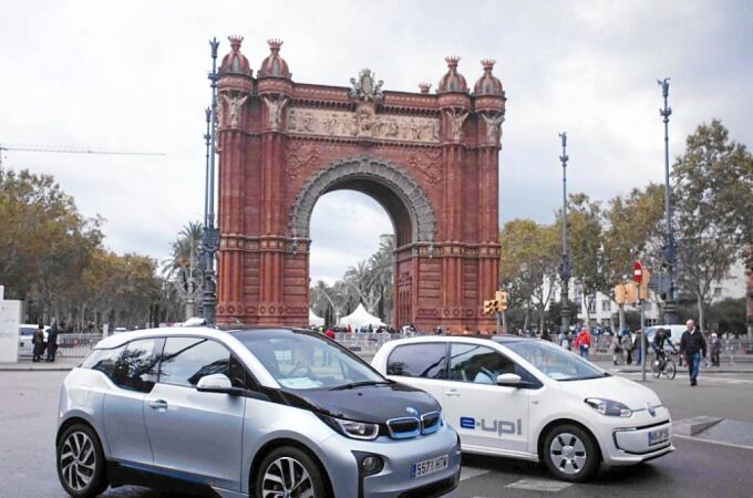 Dos coches eléctricos ante el Arco del Triunfo de Barcelona