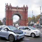 Dos coches eléctricos ante el Arco del Triunfo de Barcelona