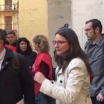 La vicepresidenta de la Generalitat, Mónica Oltra, se encara con un grupo de manifestantes de Egevasa
