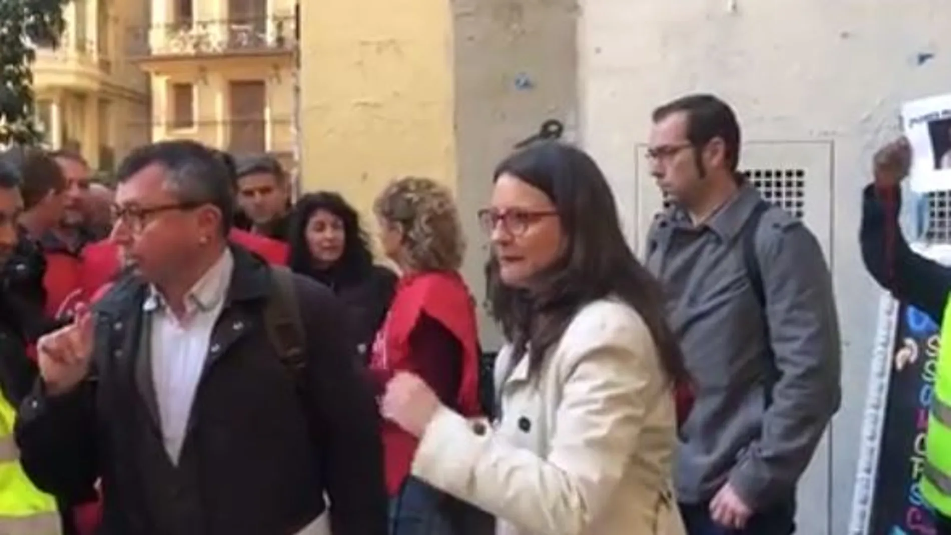 La vicepresidenta de la Generalitat, Mónica Oltra, se encara con un grupo de manifestantes de Egevasa