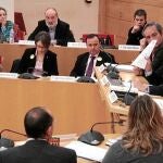 Una imagen de archivo de un debate municipal en Coslada, con el alcalde, Raúl López (derecha) y el portavoz del PSOE, Ángel Viveros