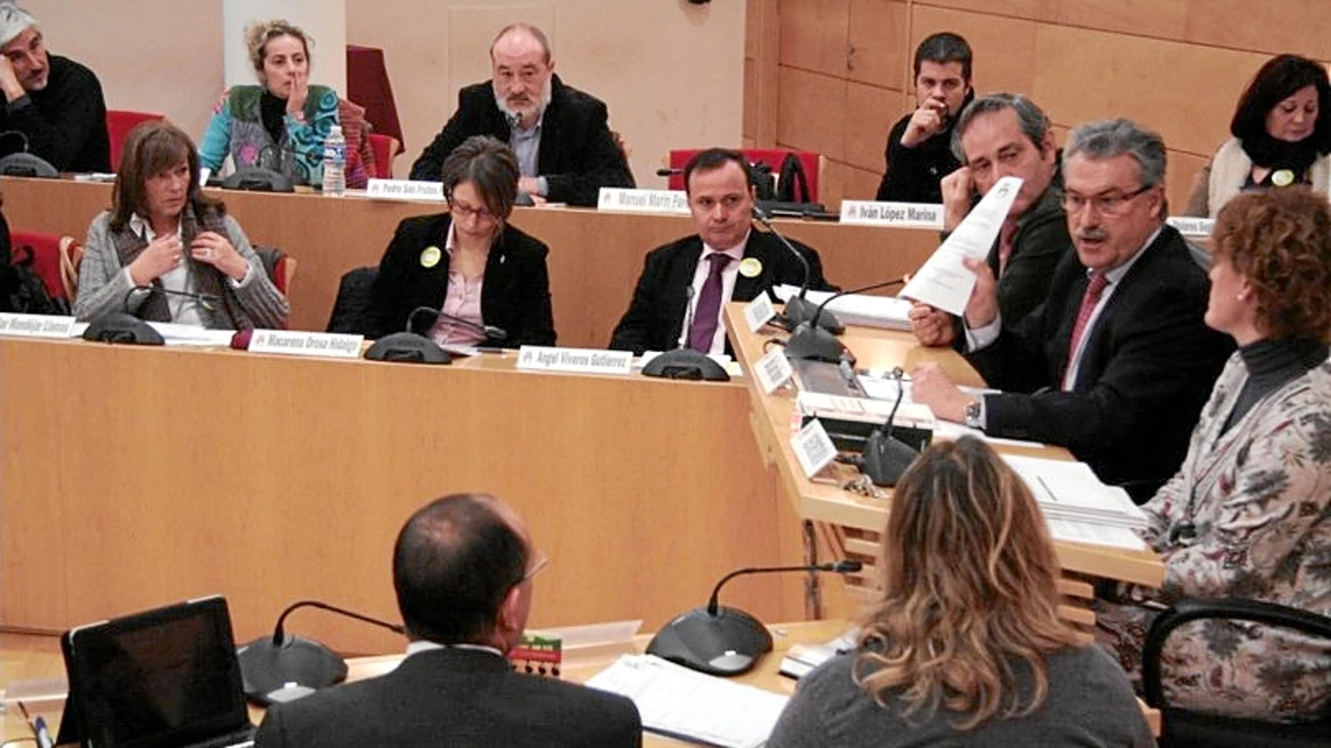 Una imagen de archivo de un debate municipal en Coslada, con el alcalde, Raúl López (derecha) y el portavoz del PSOE, Ángel Viveros