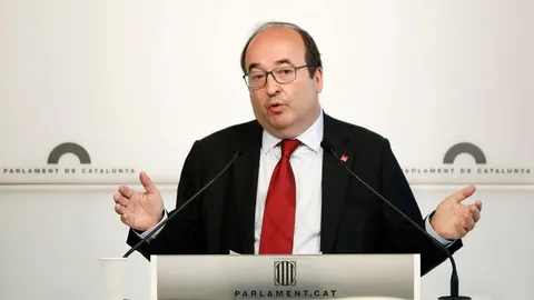 Miquel Iceta, durante la rueda de prensa que ha ofrecido este jueves en el Parlament. EFE/Andreu Dalmau