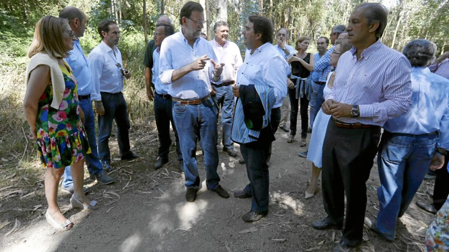 Rajoy salió ayer a pasear por el cauce del río Umia en Pontevedra con una veintena de cargos del PP, entre ellos la ministra de Fomento, Ana Pastor, y el presidente gallego, Alberto Núñez Feijóo
