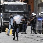 Policías antidisturbios turcos disparan botes de gas lacrimógeno contra los manifestantes durante una protesta contra la planeada construcción de un centro comercial en la Plaza Taksim, en Estambul, Turquía, hoy, viernes 31 de mayo de 2013.
