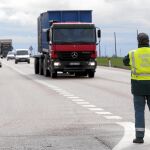 Un agente de la Guardia Civil se dispone a dar el alto a un vehículo en un tramo de la autovía A-62 de la Comunidad