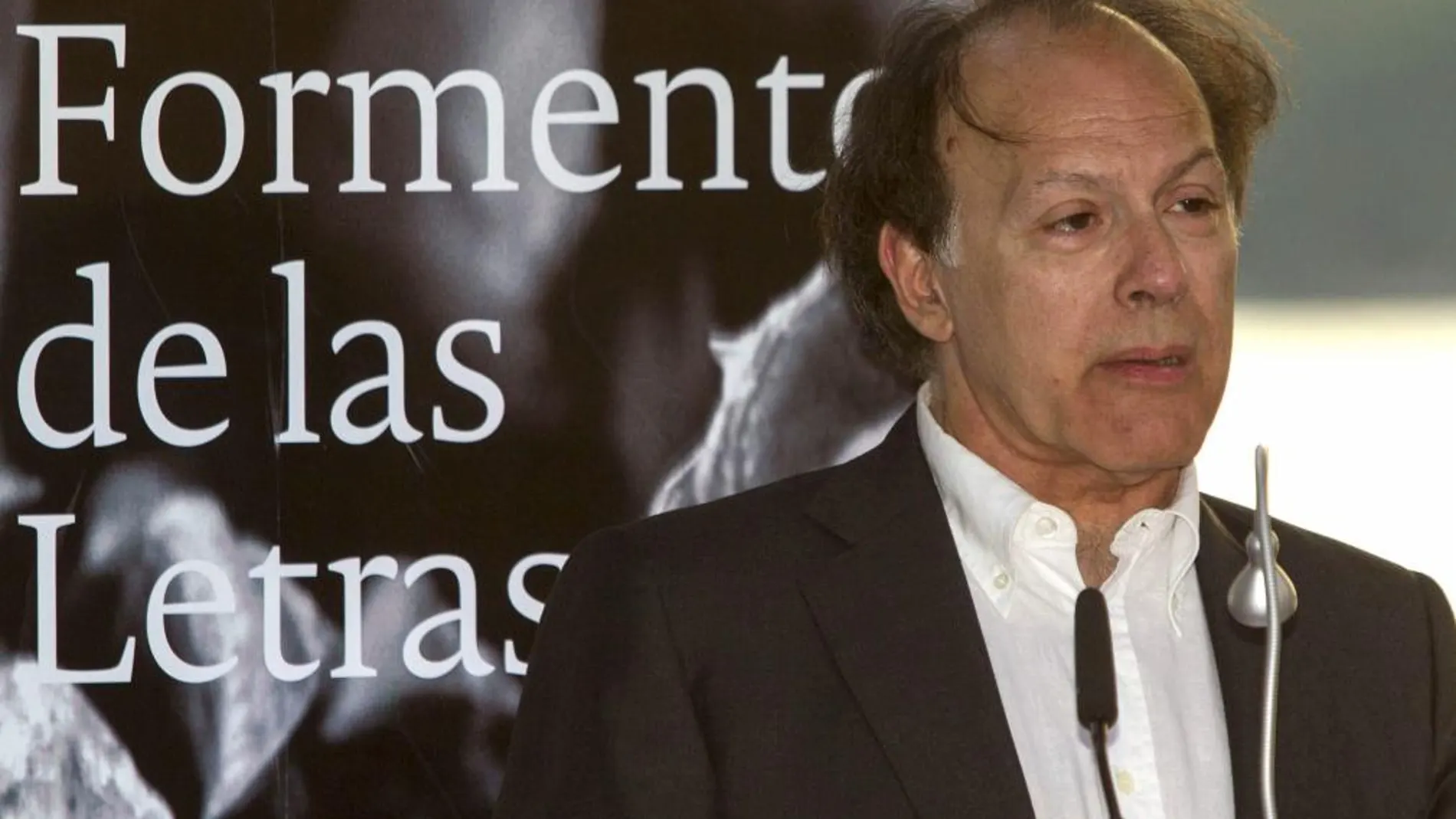 El escritor y académico Javier Marías pronuncia unas palabras tras recibir el premio Formentor de las Letras con el que ha sido galardonado en esta edición.