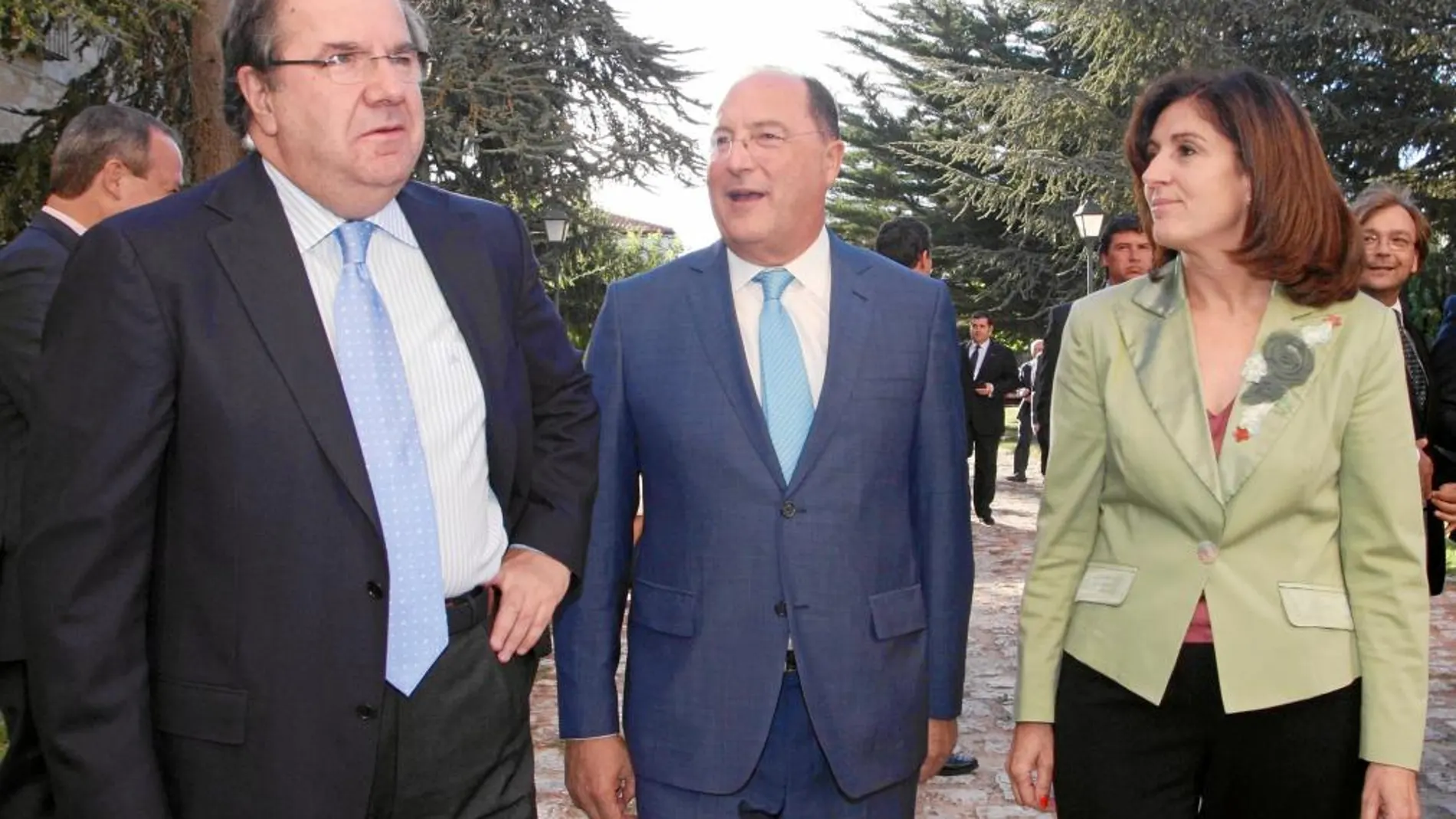 El presidente del Grupo Matarromera, Carlos Moro, y su esposa reciben a Juan Vicente Herrera