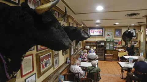 Los aficionados se sentaron ante el televisor para ver la encerrona de Talavante