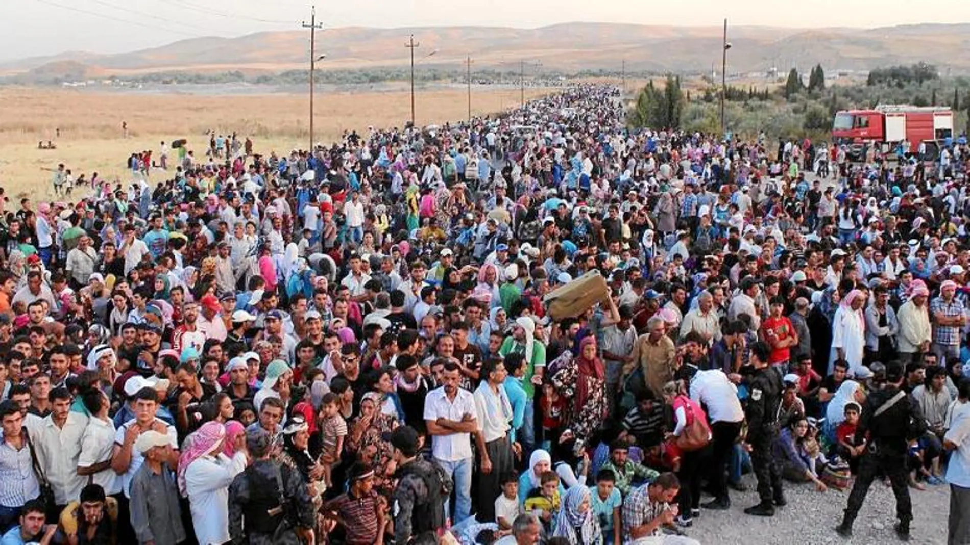 Miles de refugiados sirios cruzan la frontera con Irak a través de un puente sobre el río Tigris y se dirigen hacia la región autónoma del kurdistán iraquí. Es el mayor éxodo desde que comenzó la guerra civil en marzo de 2011.