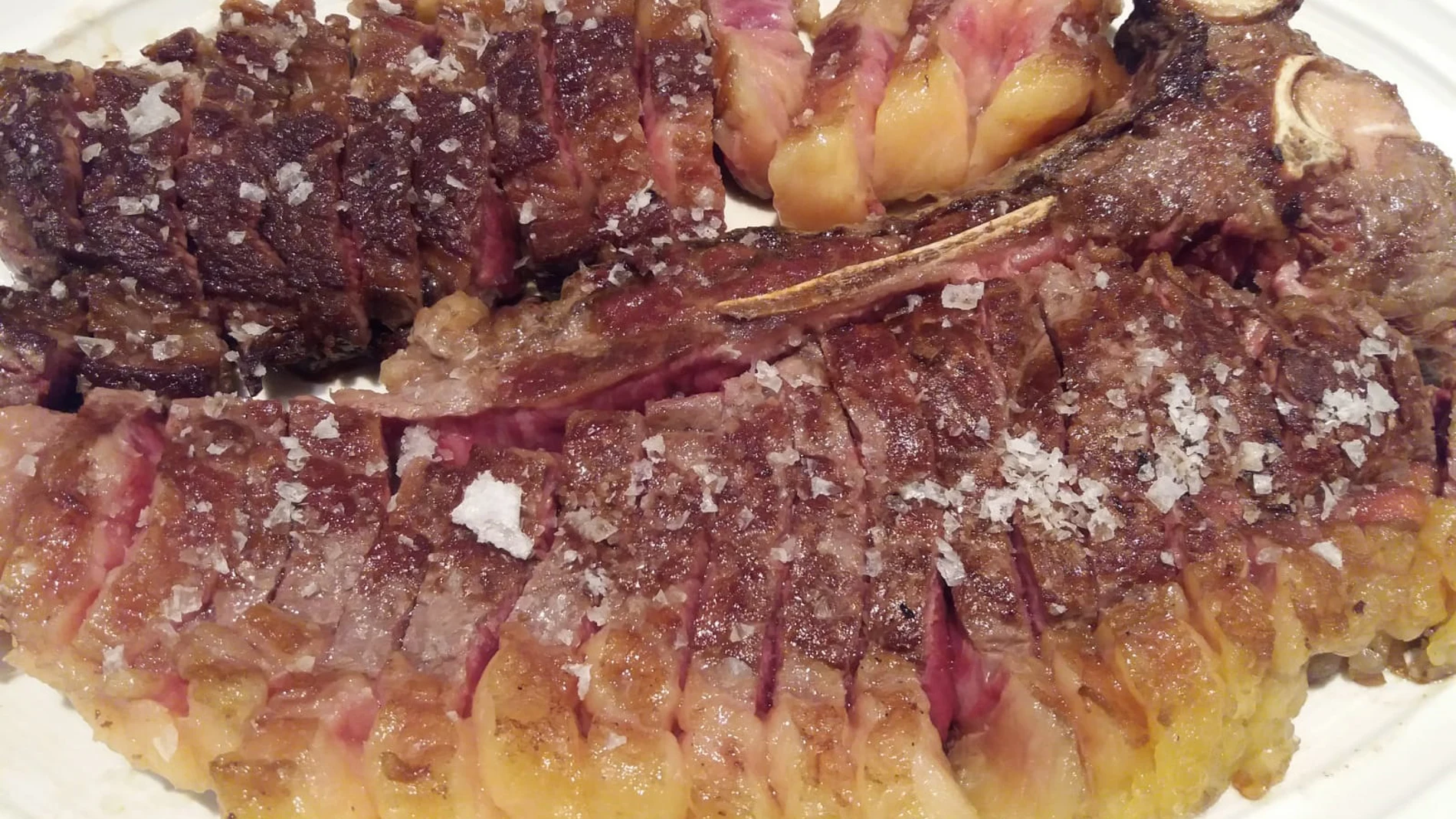 La calidad de la carne, el sabor y su textura avivan la investidura del chuletón de Buey de la sobremesa. Al probarlo se establece una empatía vitalicia
