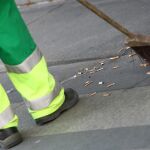 Los servicios de limpieza viaria están entre los que contratan los ayuntamientos con empresas privadas
