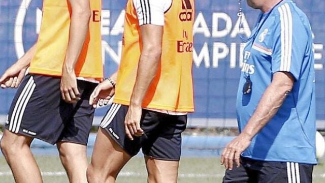 Morata, al fondo, se ejercita en la Ciudad Real Madrid junto a Cristiano Ronaldo bajo la atenta mirada de Ancelotti