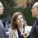 Soraya Sáenz de Santamaría, acompañada por el secretario de la OCDE, Ángel Gurría (d), y el presidente de la Cámara alta, Pío García Escudero, esta mañana en Madrid.
