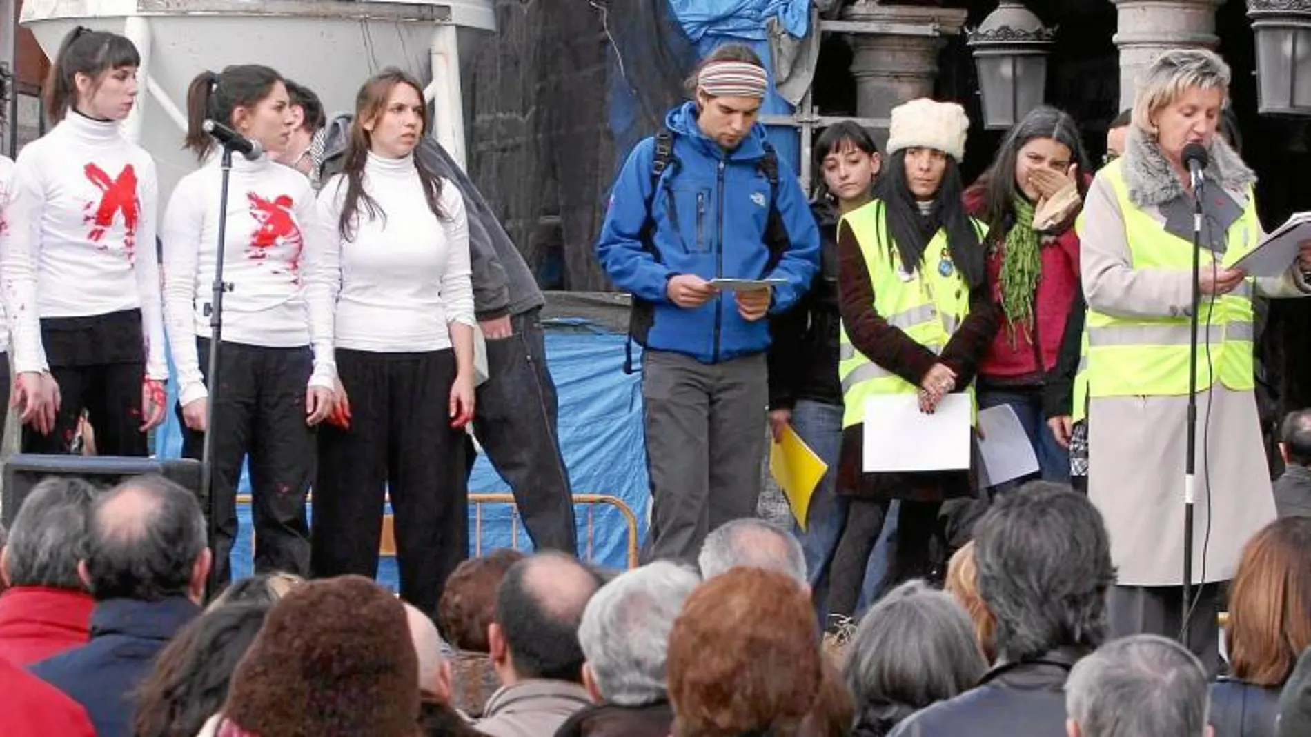 La delegada de «Stop Accidentes» en Castilla y León, Rosario Gutiérrez, lee el manifiesto en la jornada del pasado año