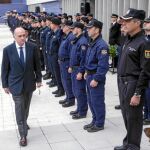 Fernández Díaz y Cosidó pasan revista en la inauguración de un complejo policial en mayo