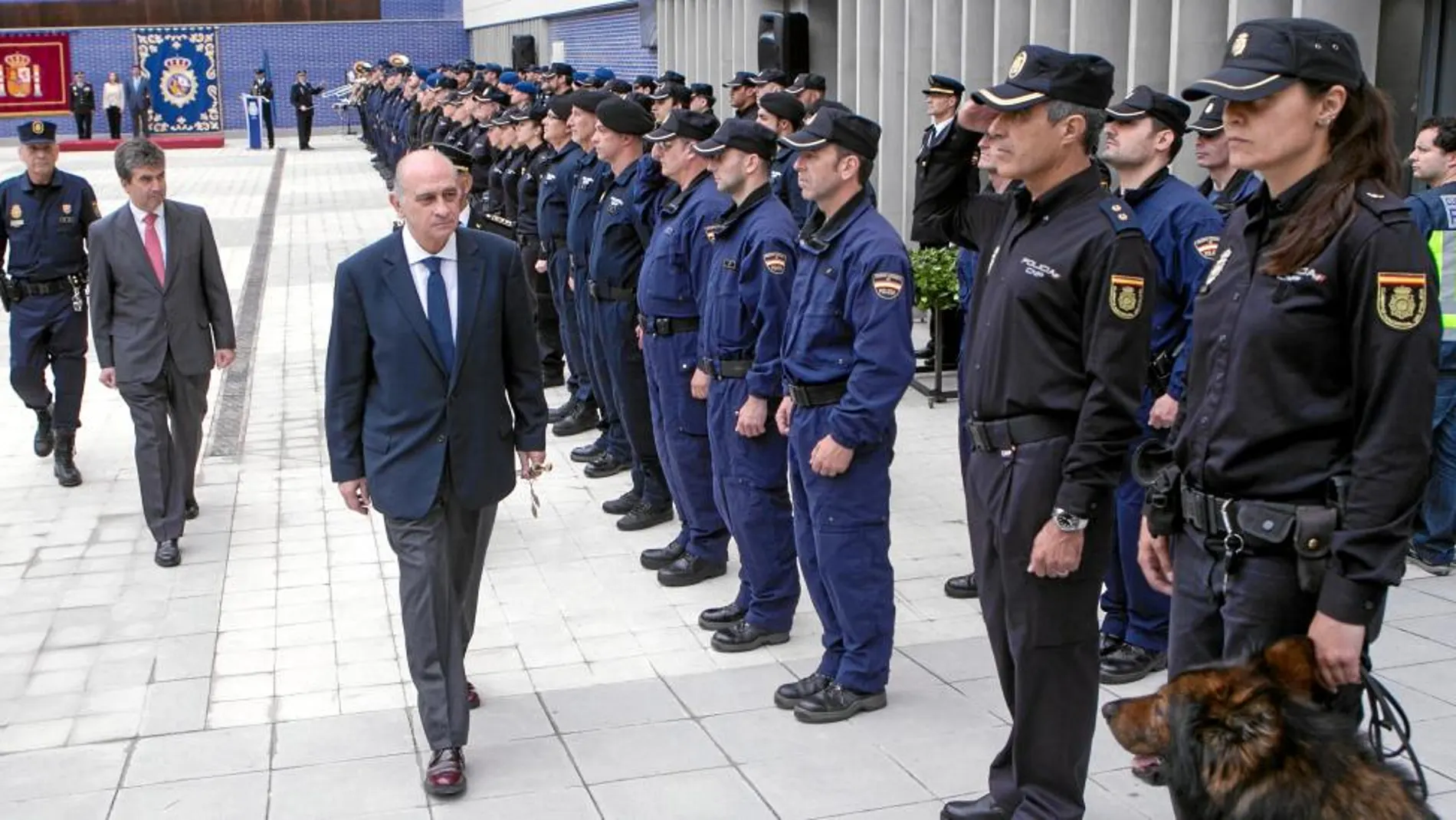 Fernández Díaz y Cosidó pasan revista en la inauguración de un complejo policial en mayo