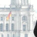 Angela Merkel le muestra a Mariano Rajoy el Parlamento alemán, al fondo, durante una visita a Berlín en el año 2008