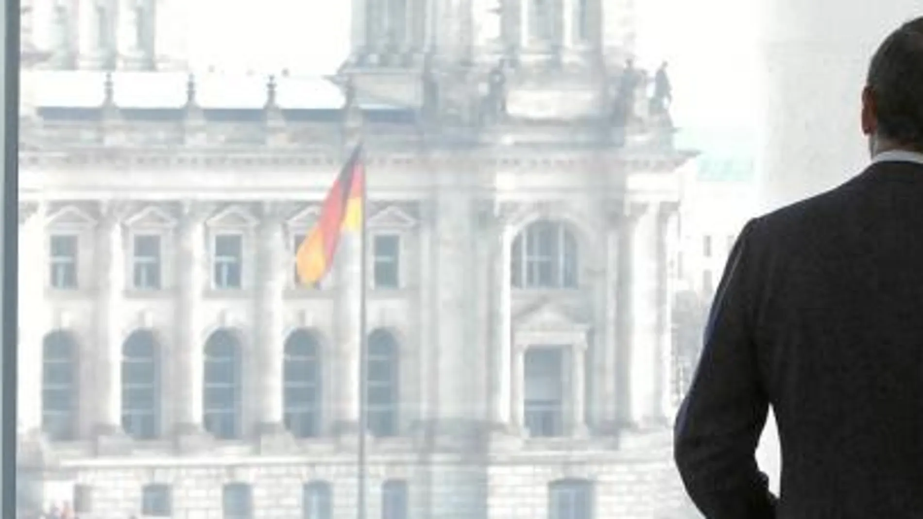 Angela Merkel le muestra a Mariano Rajoy el Parlamento alemán, al fondo, durante una visita a Berlín en el año 2008