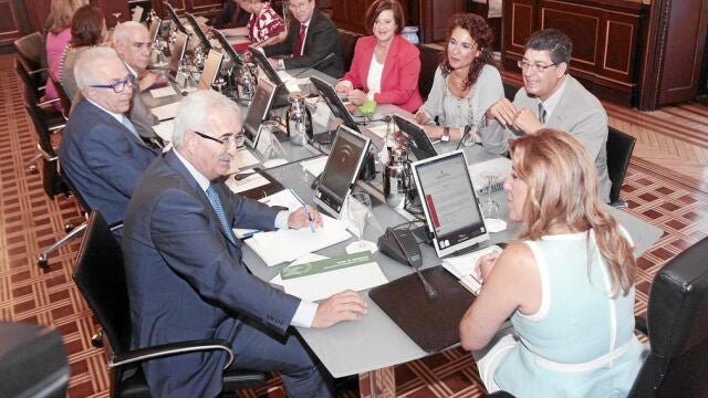 Susana Díaz habla con Jiménez Barrios en el Consejo de Gobierno